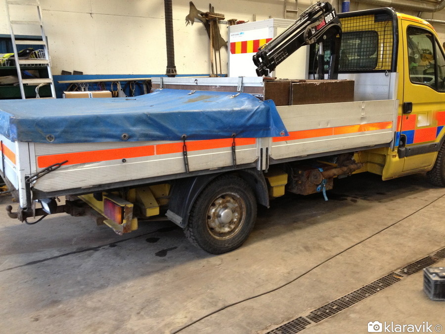 Lätt lastbil med flak och hiabkran