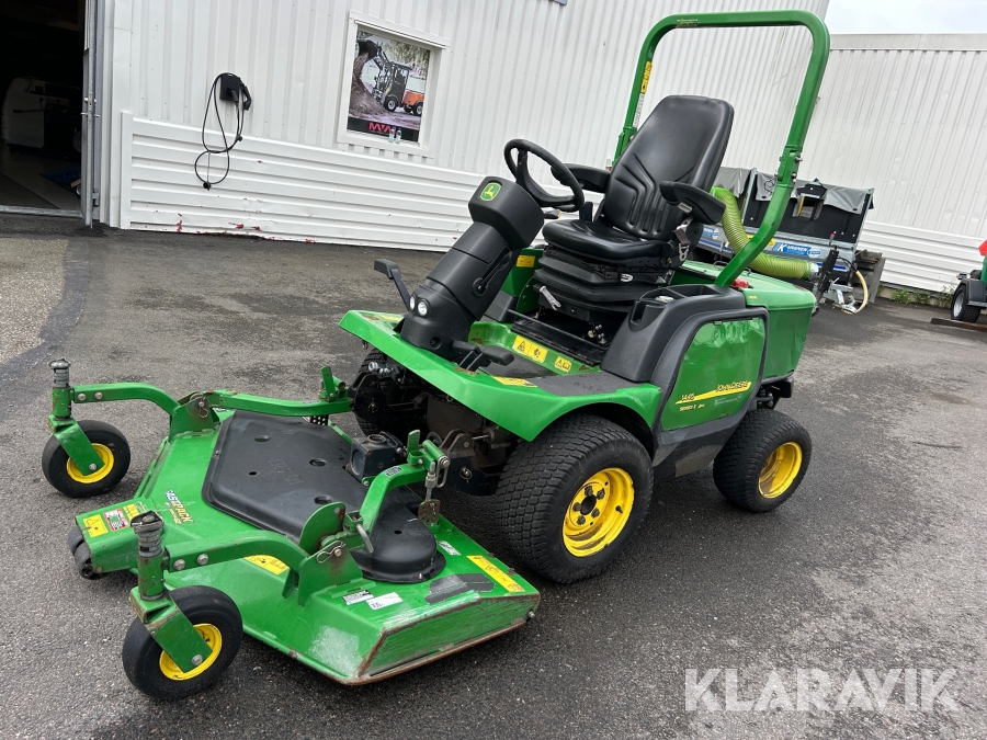 Åkgräsklippare / redskapsbärare John Deere 1445 med hytt och vikplog