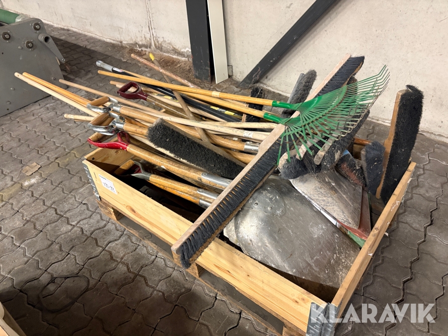 Pall med skyfflar, sopkvastar, skrapor och räffsor