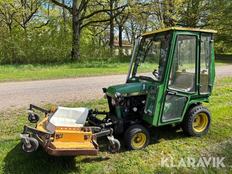 Trädgårdstraktor John Deere 332 med hytt och frontklippare