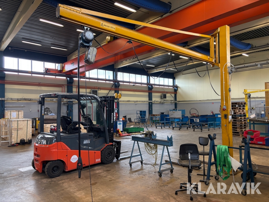 Pelarsvängkran med Telfer 150 kg