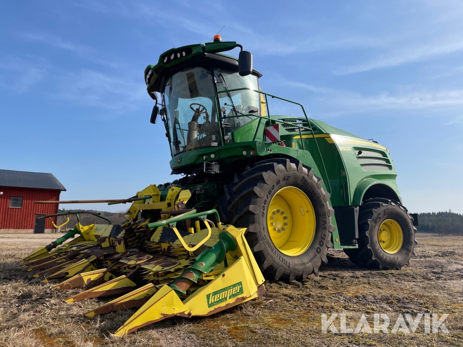 Självgående hack John Deere 8500 med gräsbord och majsbord