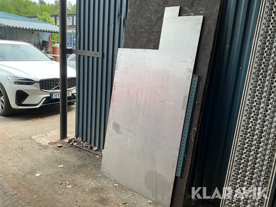 Parti med plåtar rostfri och vanlig