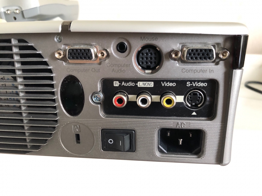 Klaravik Auktioner Projektor LG LPXG2 med förvaringsväska