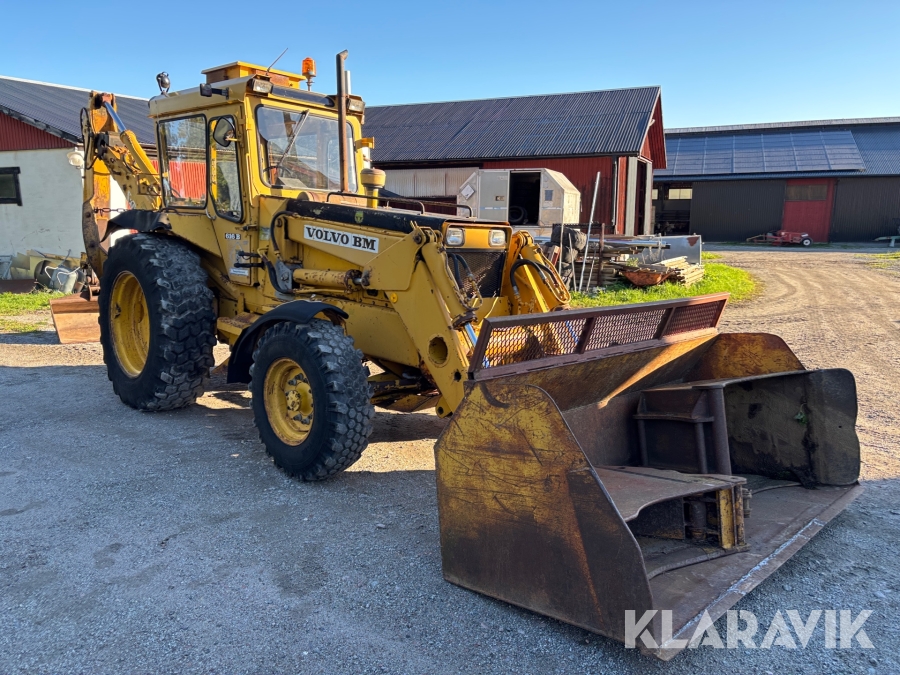 Traktorgrävare Volvo BM 616B med flera redskap