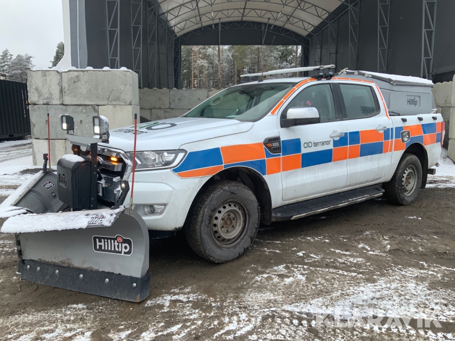 Pickup Ford Ranger med plog och sandspridare 