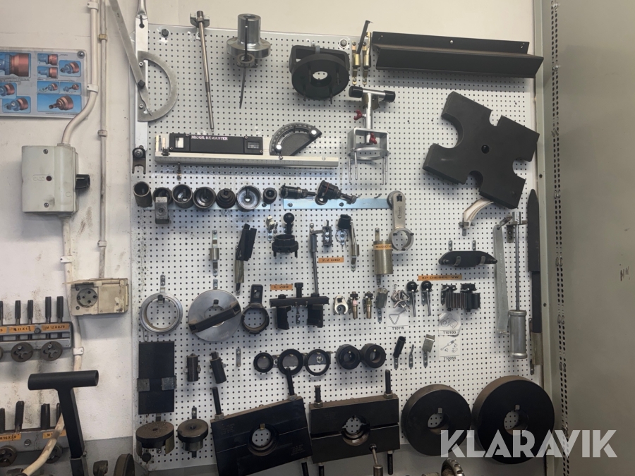 Tavla med diverse specialverktyg