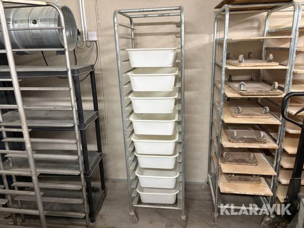 Stickvagn med plastlådor