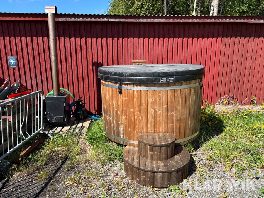 Badtunna med kamin och filtrering