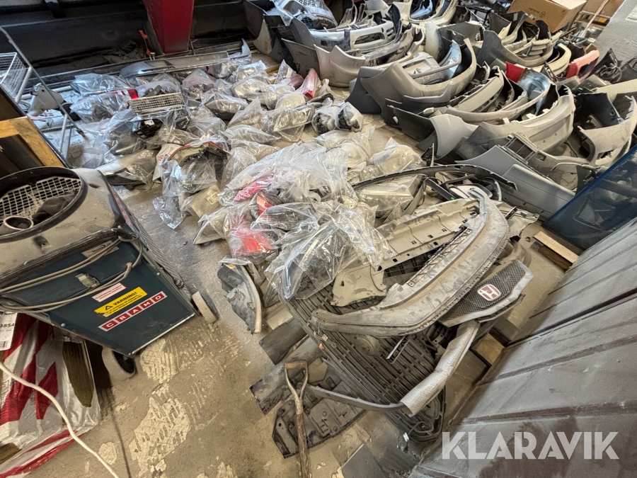 Diverse strålkastare, bakljus och plastdetaljer