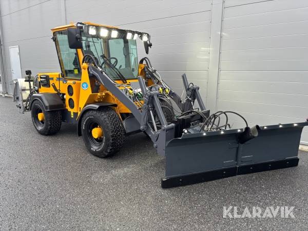 Redskapsbärare Wille 455B med vikplog och sandspridare