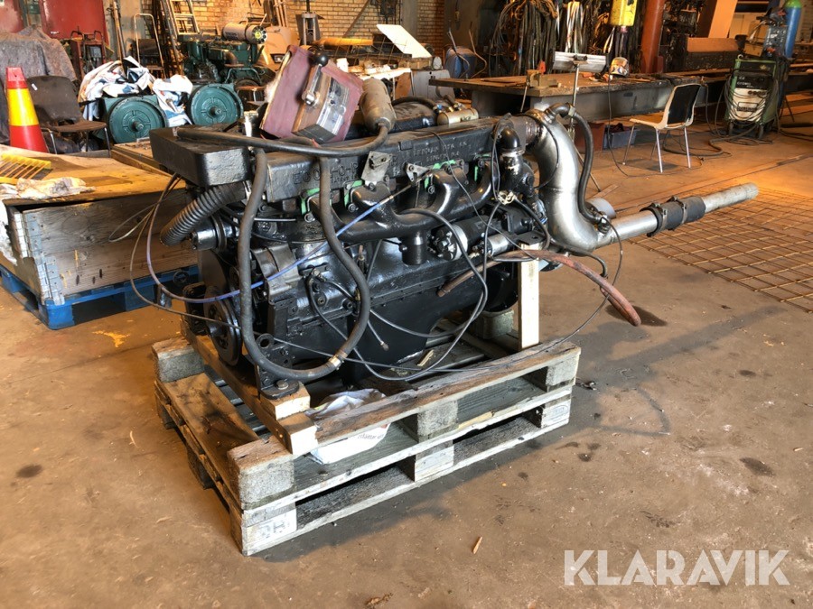 Båtmotor 6 cyl Ford 590 E  med backslag