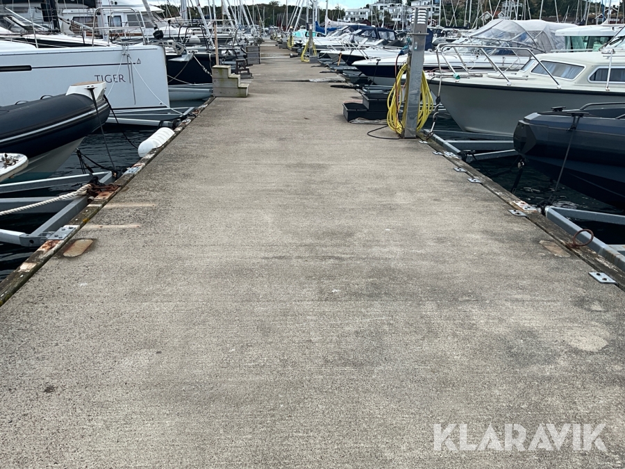 Flytbrygga i helbetong totalt 60 m Rixöbryggan 2 st