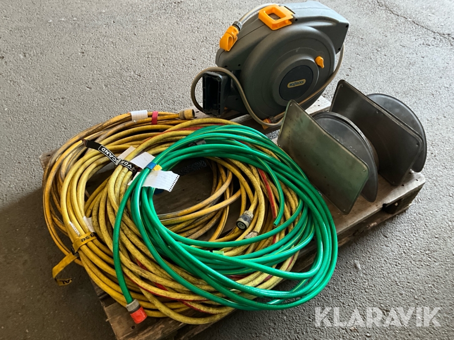 Vattenslang med slangvinda och