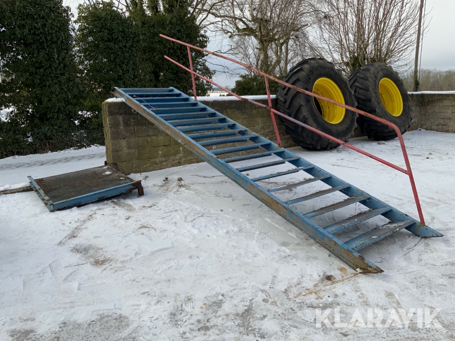 Ståltrappa med avsats