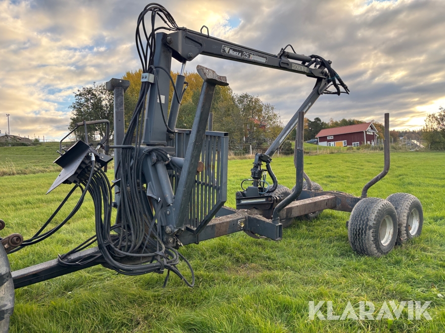 Skogsvagn Nokka MV70 med kran