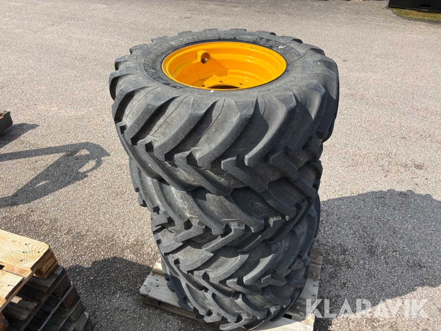 Entreprenaddäck på fälg JCB Michelin 400/70R20 4st