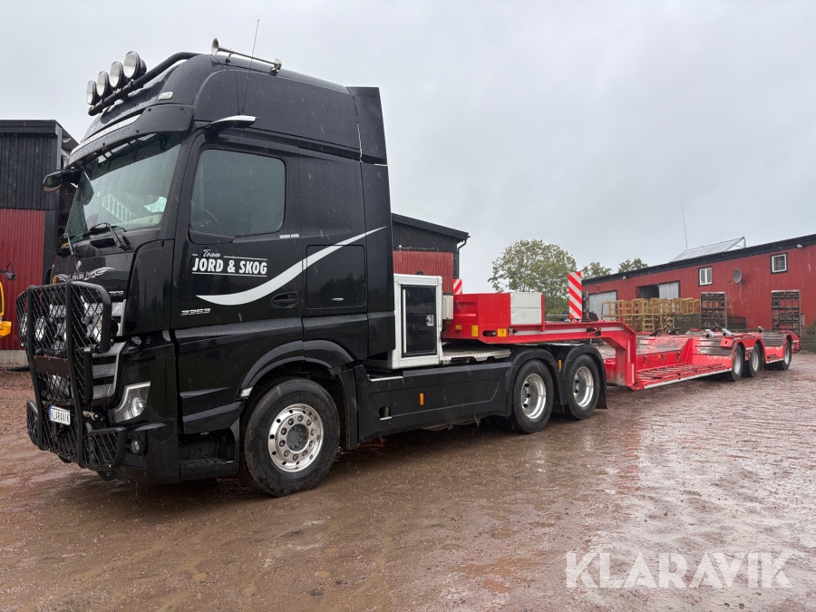 Trailerdragare Mercedes-Benz 3353 6x4 Actros Giga Space med maskintrailer