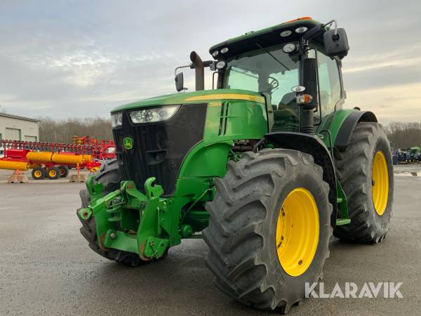 Traktor John Deere 7230R med frontlyft