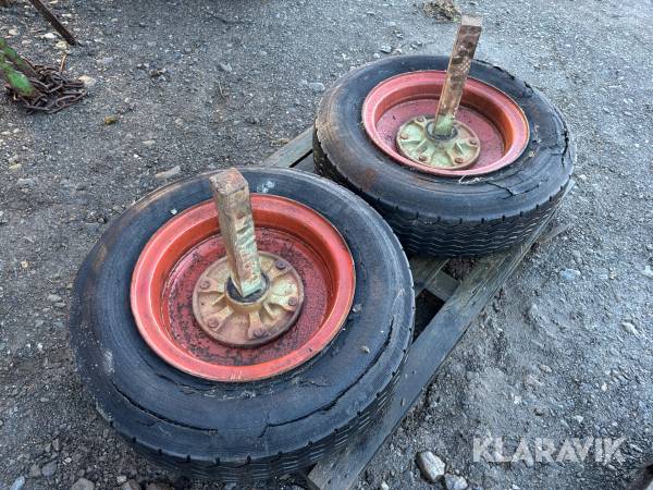 Däck och fälg med axeltappar