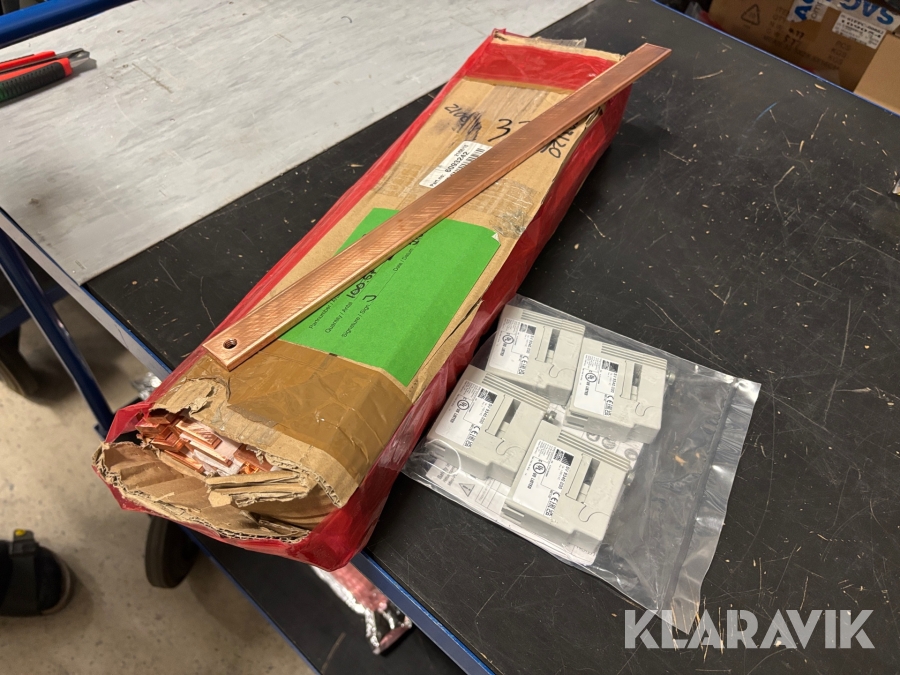 Jordskena (koppar) och hållare (Busbar) Eac SV 9340.030 26 skenor ca 400 hållare