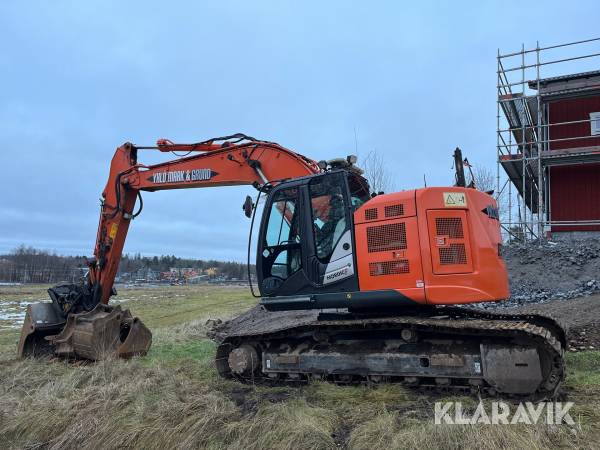 Grävmaskin Hitachi ZX225US0LC-5B med flera redskap