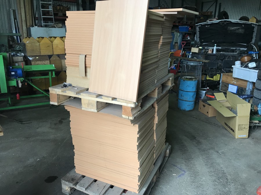 Laminerad spånskiva med bokmönster