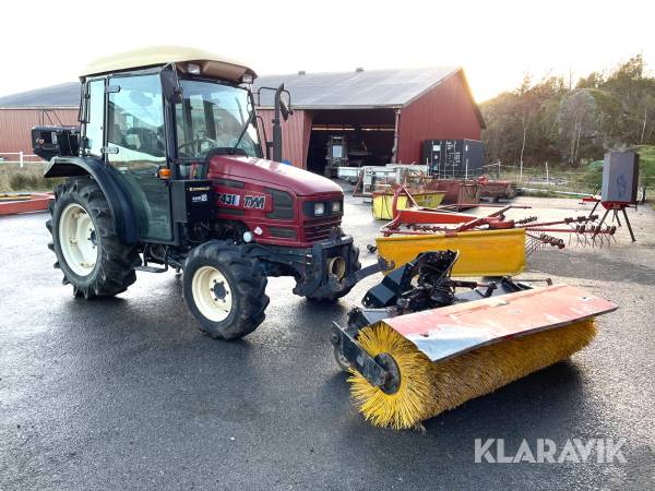 Traktor TYM T431 med sopvals