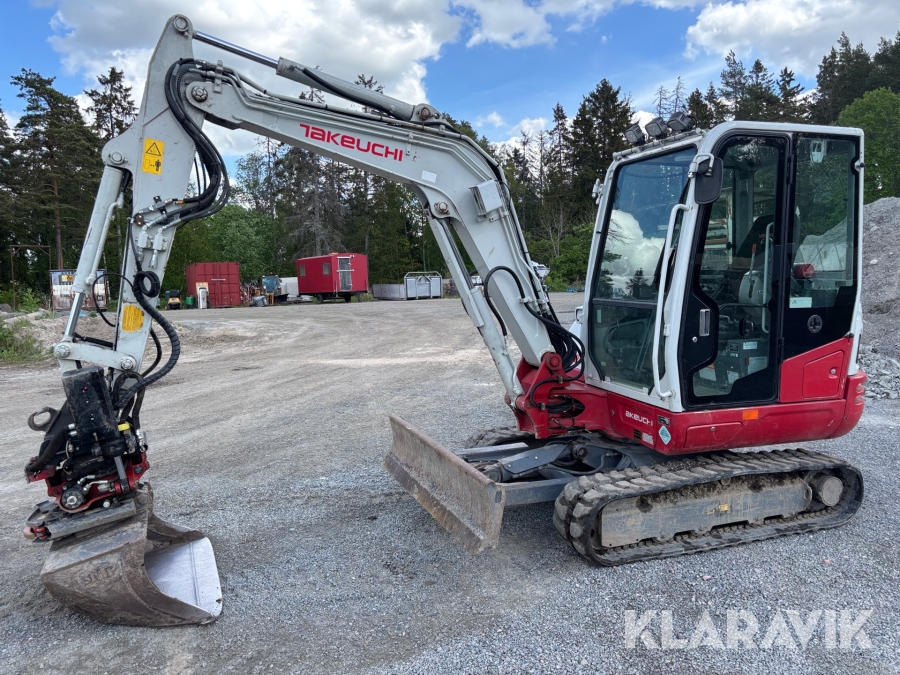 Grävmaskin Takeuchi Take-job TB240 med svängbart blad, tiltrotator och skopor
