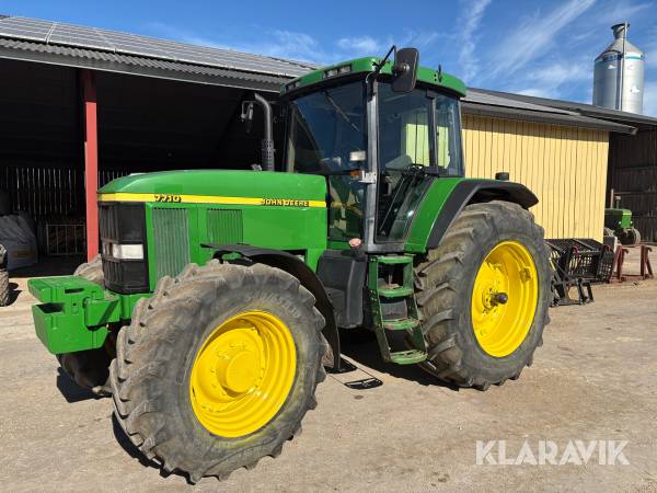 Traktor John Deere 7710 med dubbelhjul