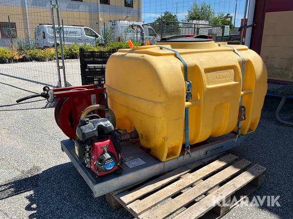 Vattentank med bensindriven pump K-vagnen
