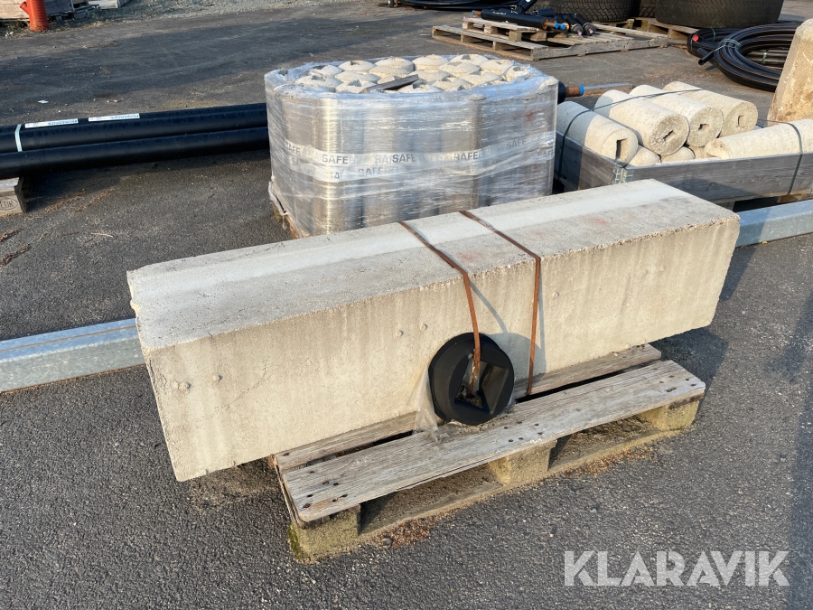 Betongfundament och stolpe