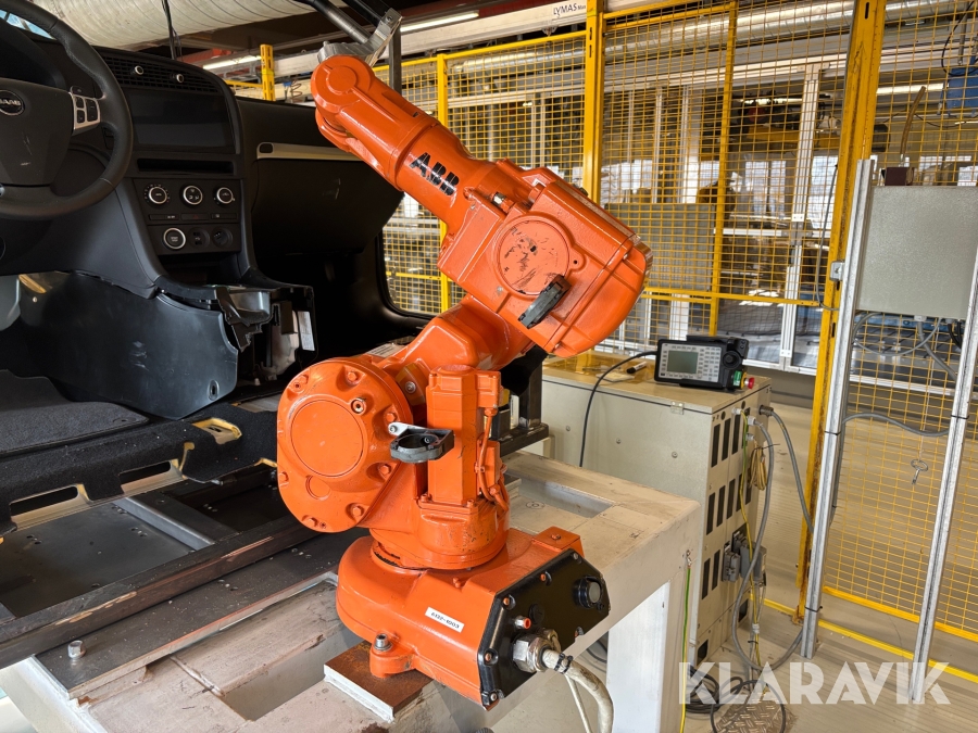 Testrigg med industri robot ABB IRB140 M2000 med styrskåp