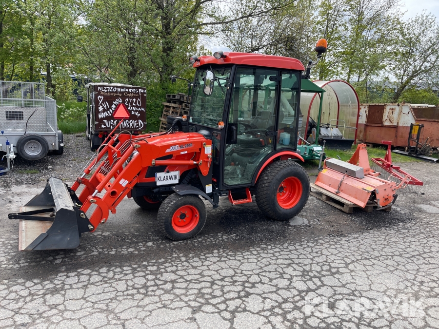 Traktor Kioti CK2810 med skopa, jordfräs& harv
