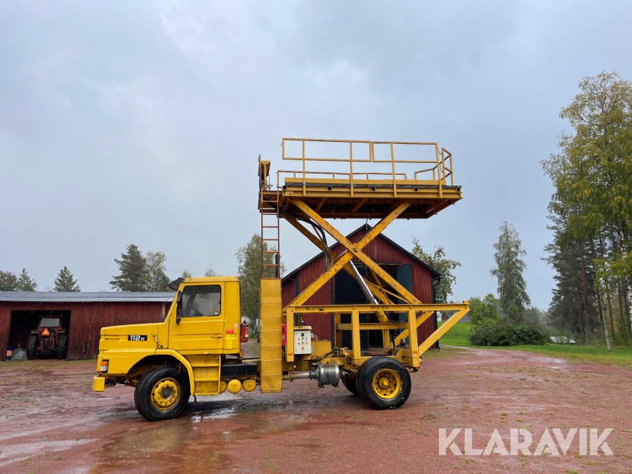 Lastbil Scania 112H med mobil arbetsplattform