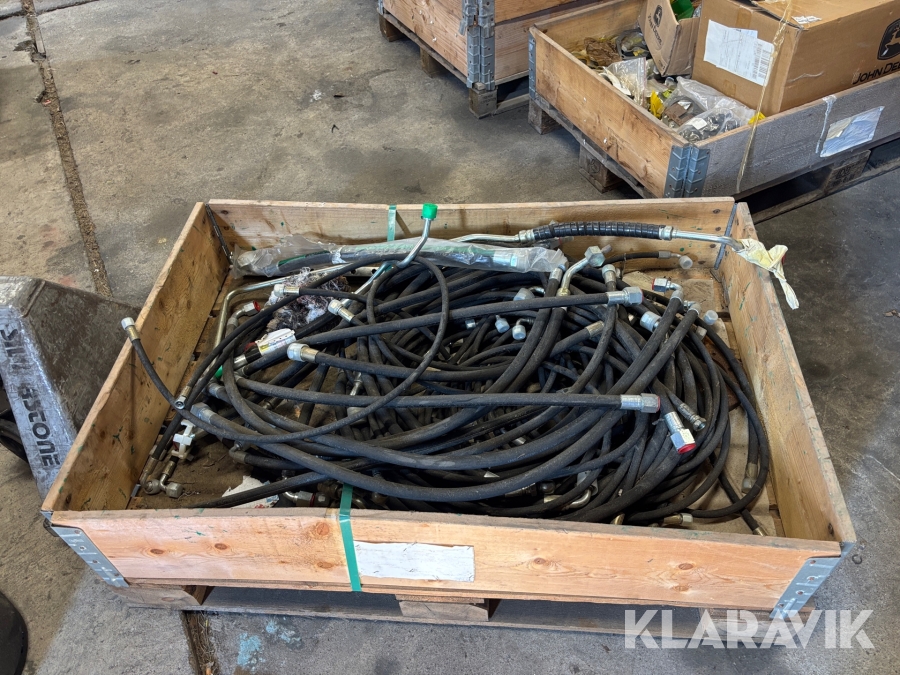 Pall med diverse hydraulslangar till John Deere