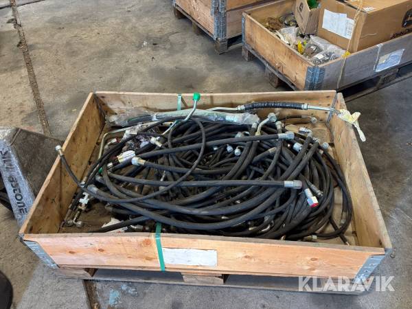 Pall med diverse hydraulslangar till John Deere