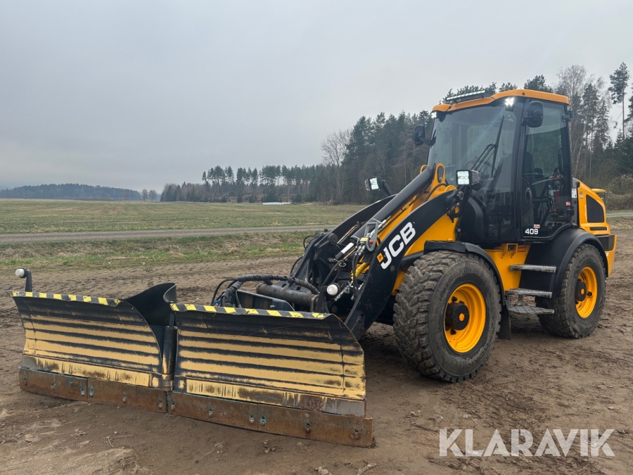 Hjullastare JCB 409 med vikplog, sandspridare och skopa