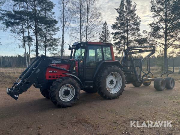 Traktor Valtra Valmet 6550 med skogsvagn