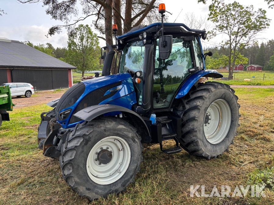 Traktor Valtra N174 med frontlyft