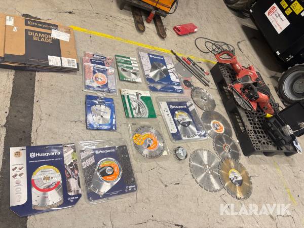 Parti med klingor och kapar m.m 34 st