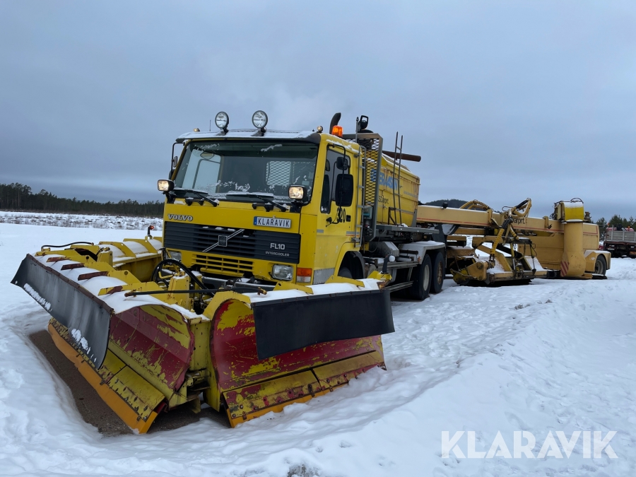 Lastbil Volvo FL10 plogutrustad med sop och blåsmaskin 