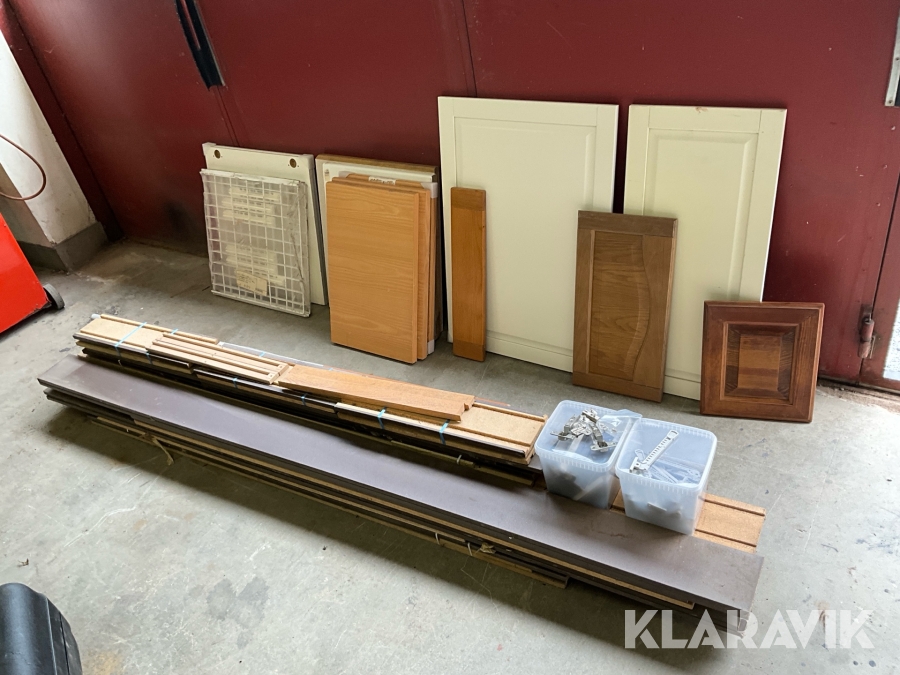 Blandade köksluckor och snickerimaterial