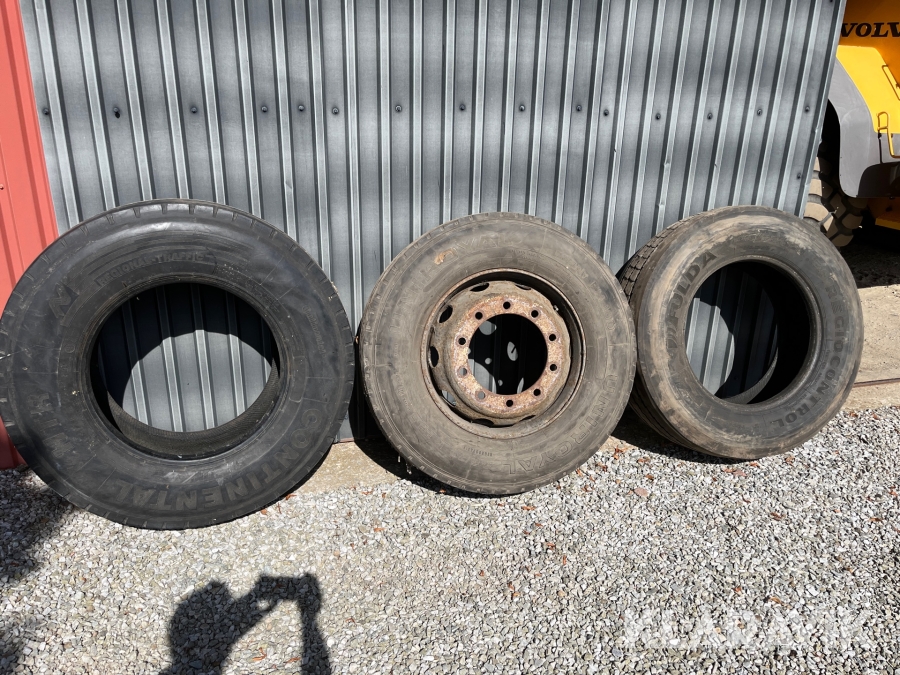 Lastbilsdäck 3 st