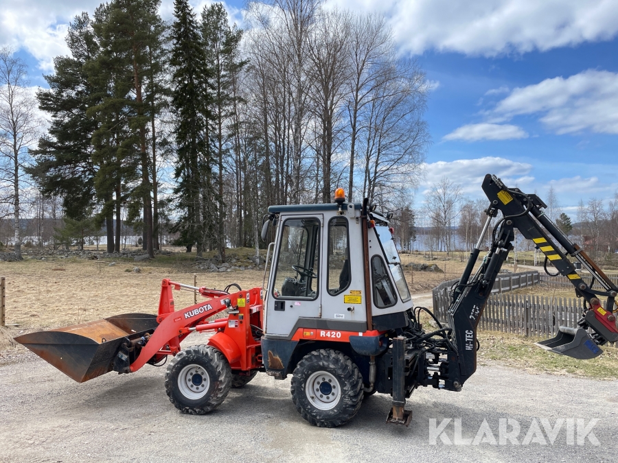 Grävlastare Kubota R420 med grävaggregat och redskap