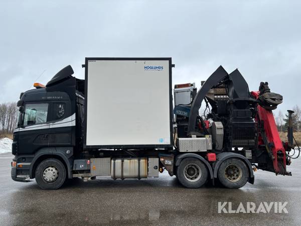 Lastbil med flishugg och kran Scania R 560