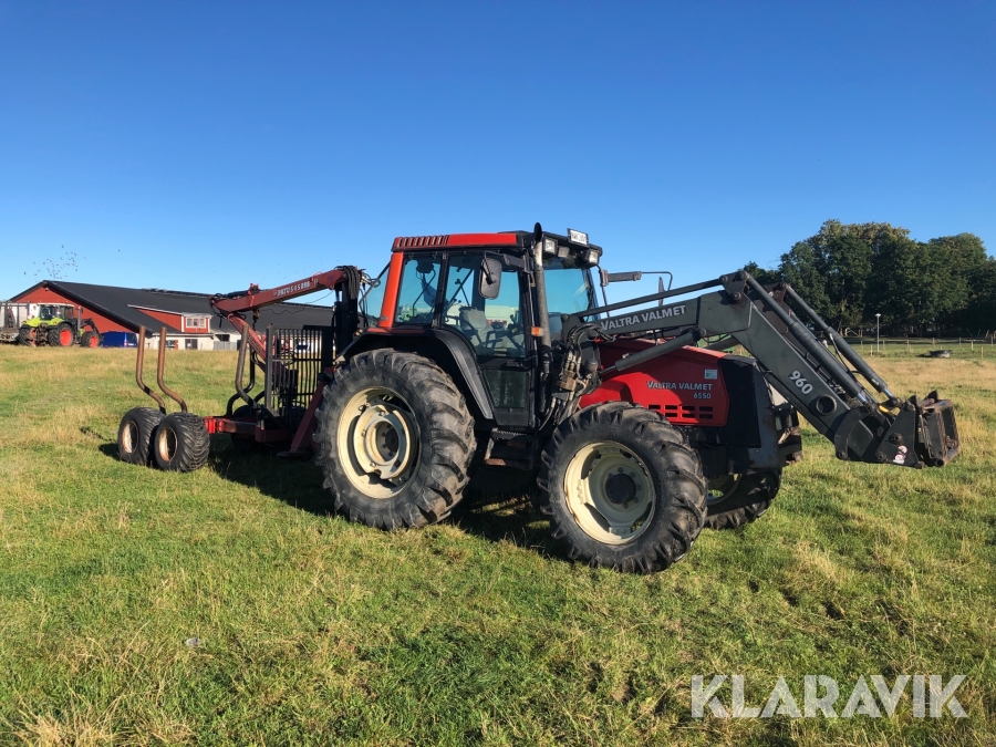 Traktor Valtra Valmet 6550 med huggarvagn   