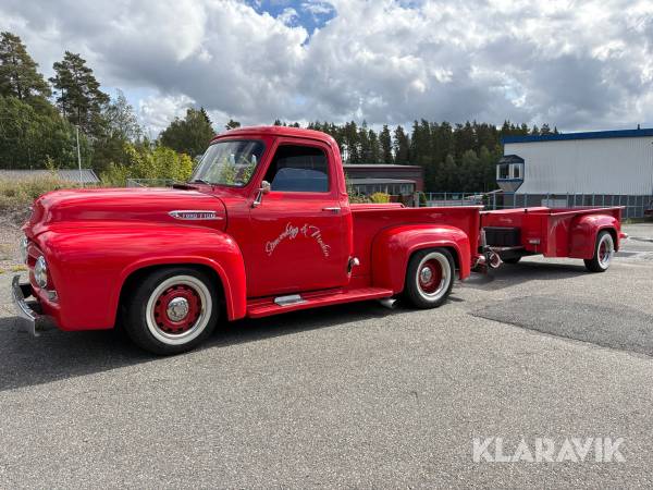 Pickup Ford F100 med släpkärra