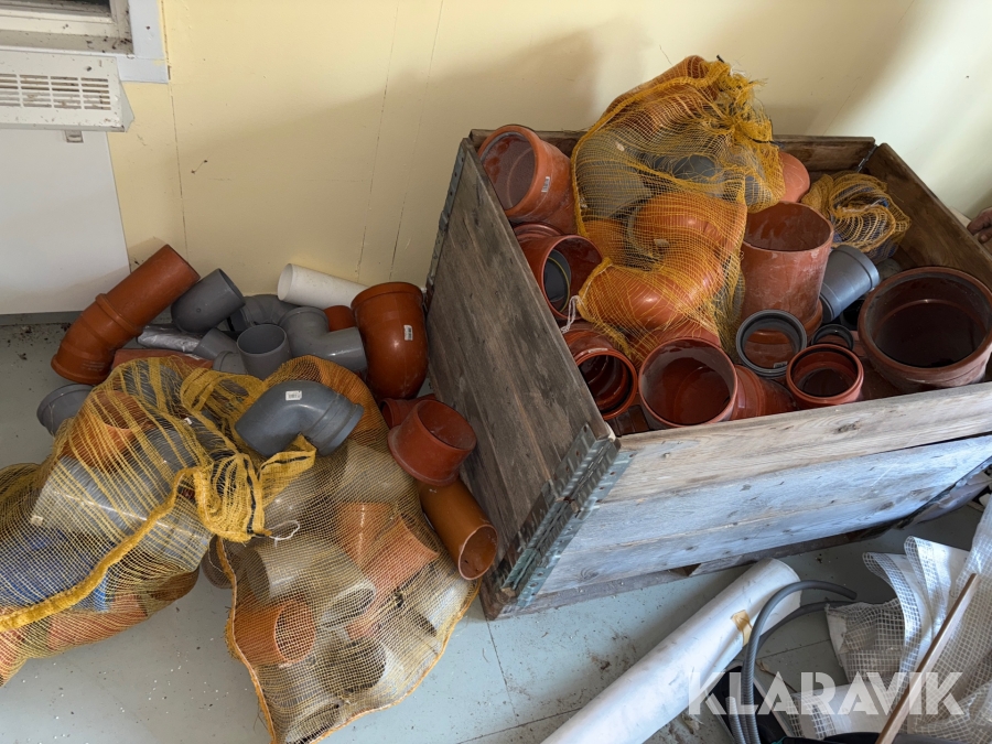 Parti med avloppsdelar och rör