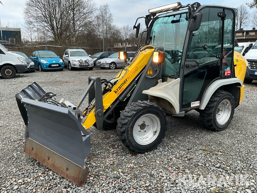 Hjullastare Kramer 350 med sandspridare och vikplog